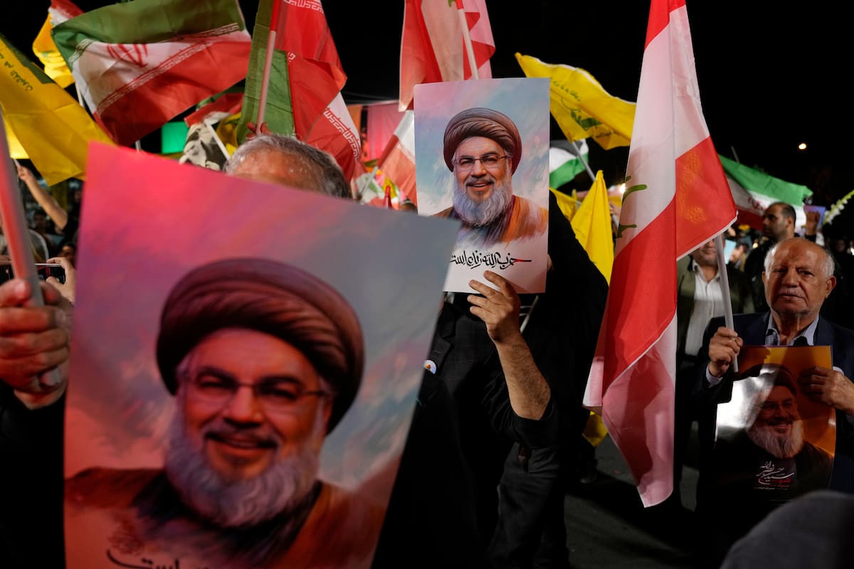 Manifestantes iraníes con retratos del abatido líder de Hezbollah Hassan Nasrallah, en Teherán