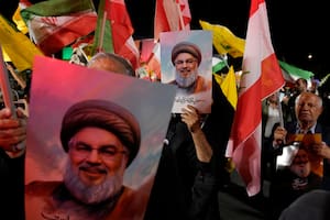 Manifestantes iraníes con retratos del fallecido líder de Hezbollah Hassan Nasrallah, en Teherán, el 1 de octubre del 2024. (Foto AP/Vahid Salemi)