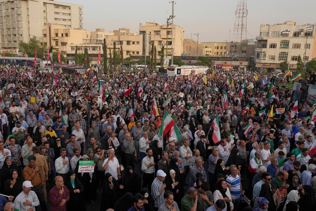Manifestantes iraníes durante una marcha contra Estados Unidos e Israel en el centro de Teherán, el martes pasado. (AP Foto/Vahid Salemi)
