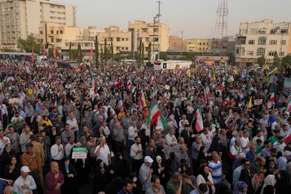 Manifestantes iraníes en una marcha contra Estados Unidos e Israel que se realizó el martes 24 de junio el centro de Teherán, Irán
