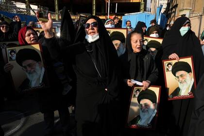 Manifestantes iraníes gritan consignas durante una protesta frente a la embajada de Francia en Teherán, Irán, el domingo 8 de enero de 2023. (AP Foto/Vahid Salemi)