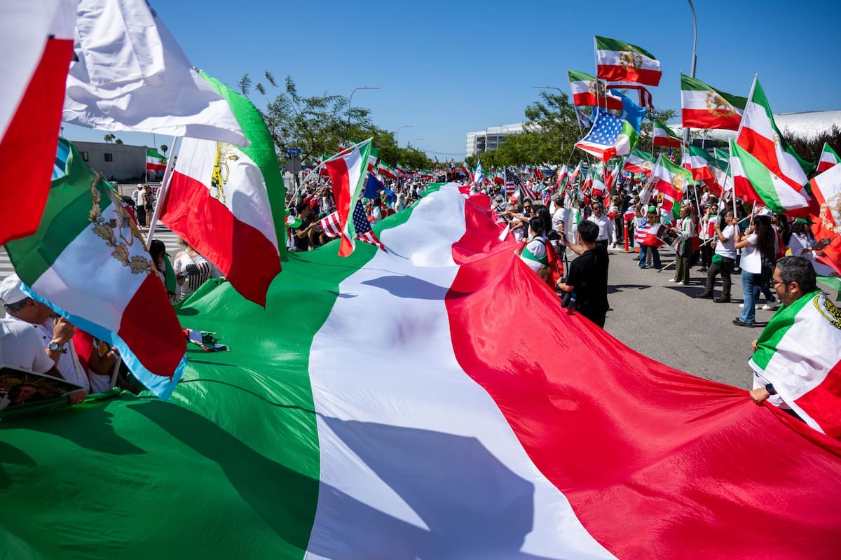 Manifestantes iraníes portan una bandera gigante en Inglewood