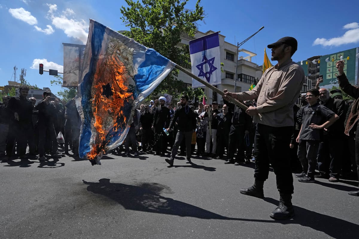 Manifestantes iraníes queman una representación de la bandera israelí durante el acto del Día de Jerusalén, en abril (AP Foto/Vahid Salemi)