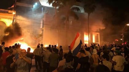 Manifestantes irrumpieron en el Congreso de Paraguay e incendiaron el edificio