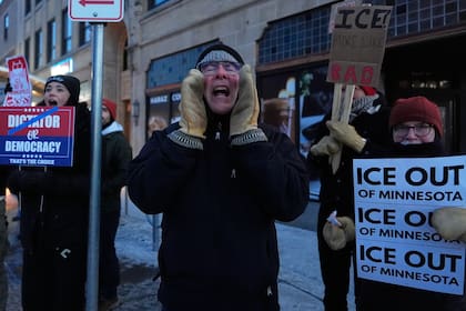 Manifestantes lanzan consignas durante una protesta contra las redadas migratorias