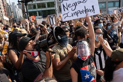 Manifestantes latinos cantan durante una protesta antirracista en Manhattan, a principios de este mes