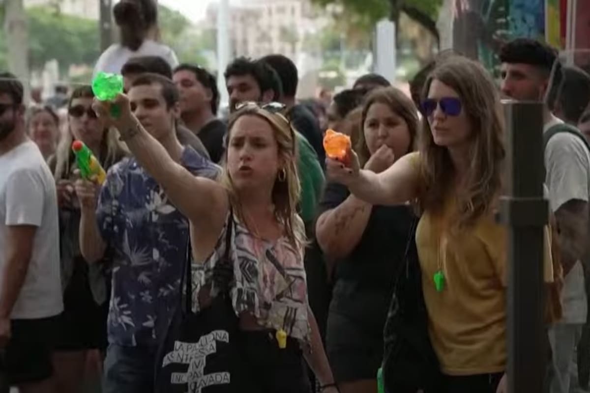 Manifestantes les disparan agua a turistas en España