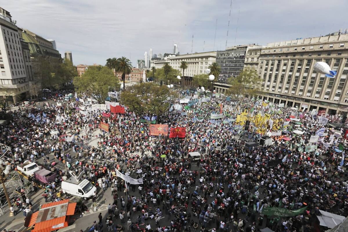 Manifestantes llegan a la plaza de Mayo para participar del acto central de la jornada de protesta contra el Gobierno