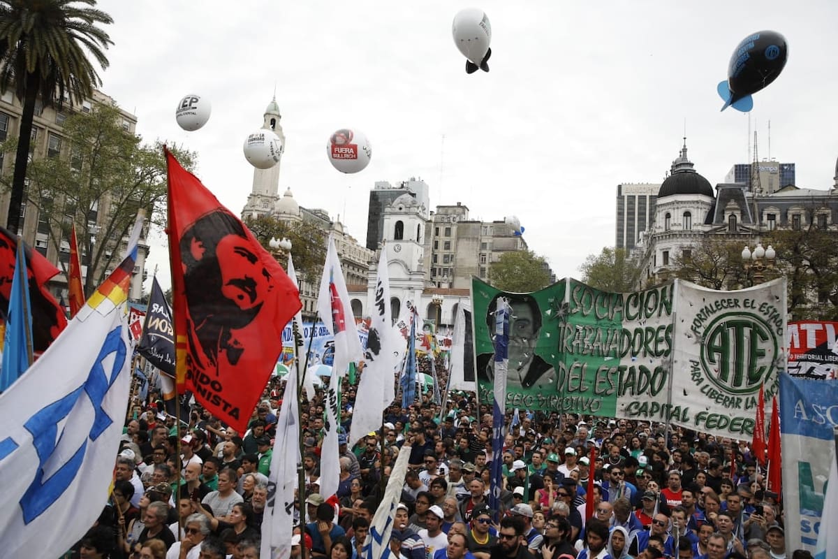 Manifestantes llegan a la plaza de Mayo para participar del acto central de la jornada de protesta contra el Gobierno