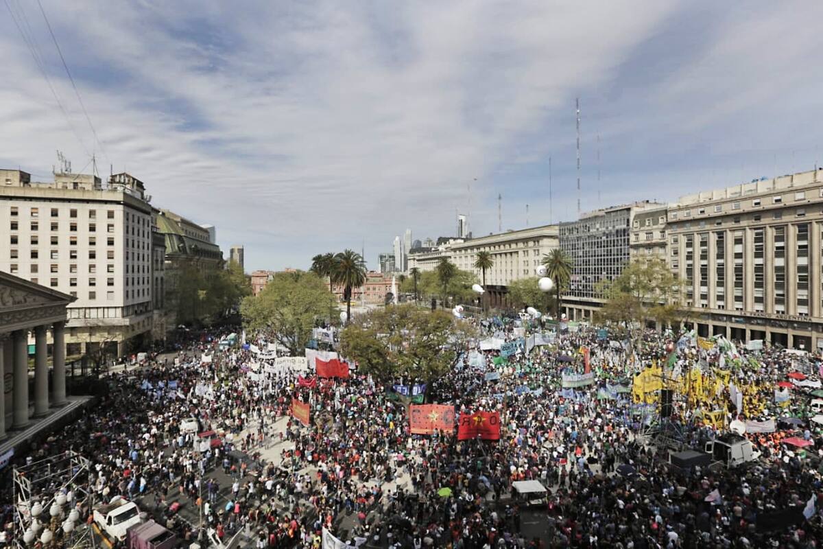 Manifestantes llegan a la plaza de Mayo para participar del acto central de la jornada de protesta contra el Gobierno