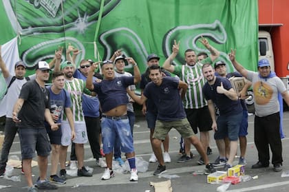 Manifestantes llegando al punto de encuentro sobre la avenida 9 de Julio