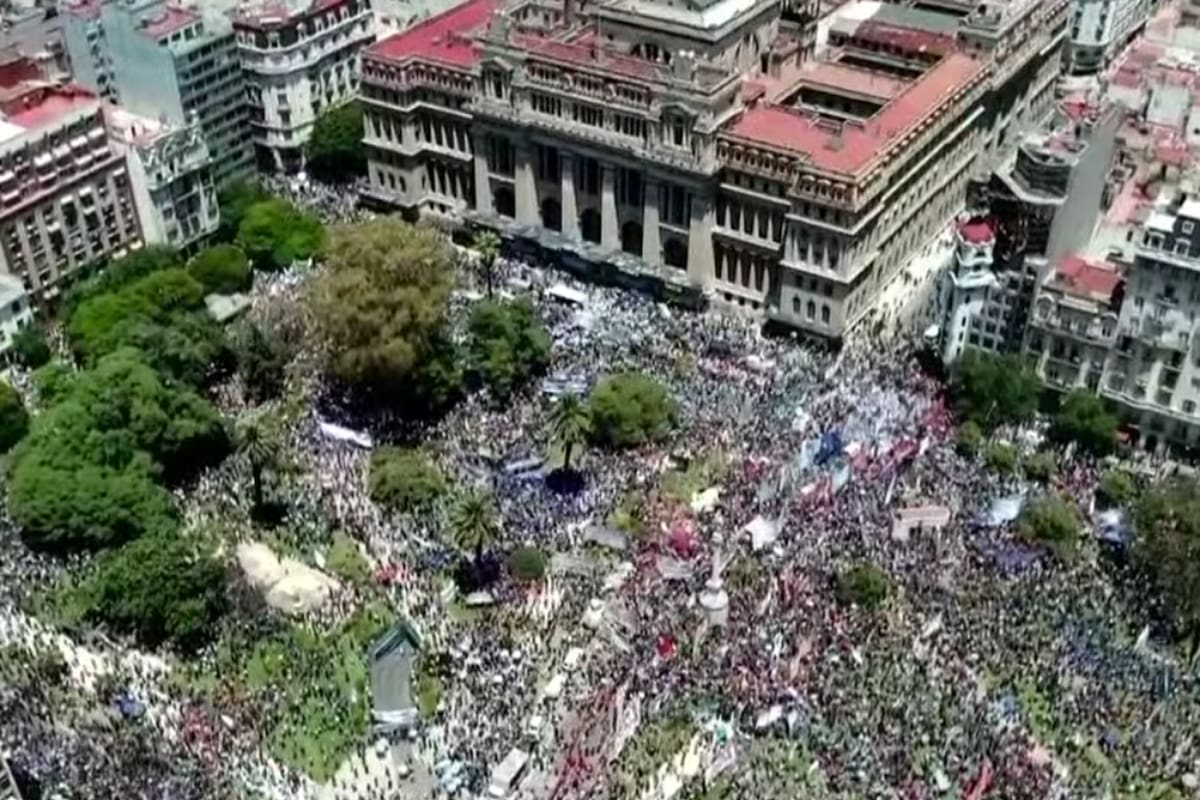 Manifestantes marchan a tribunales en contra del dnu de Milei