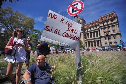 Manifestantes marchan a tribunales en contra del DNU de Milei