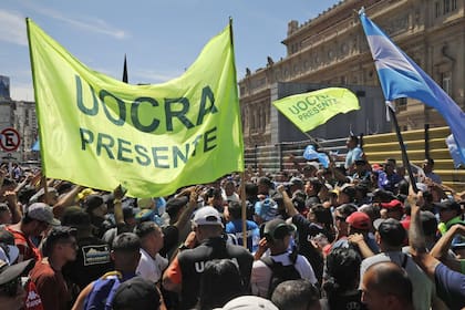 Manifestantes de la Uocra marcharon a tribunales en contra del DNU de Milei, a fin de año