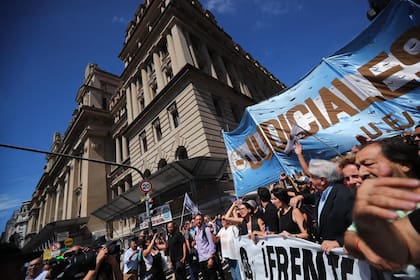 Manifestantes marchan a tribunales en contra del dnu de Milei