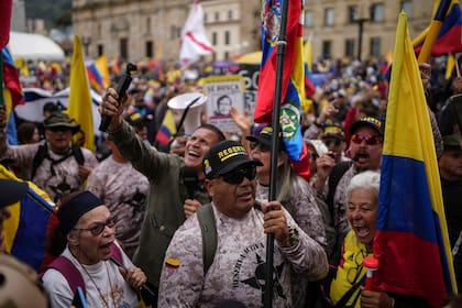 Manifestantes marchan contra el gobierno del presidente Gustavo Petro, en Bogotá, Colombia, el sábado 23 de noviembre de 2024. (Foto AP/Iván Valencia)