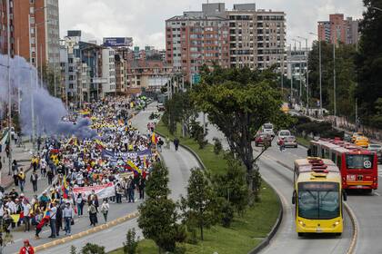 Manifestantes marchan contra la reforma tributaria y otras iniciativas del gobierno del presidente Gustavo Petro en Bogotá, Colombia, el lunes 26 de septiembre de 2022. (Foto AP/Iván Valencia)