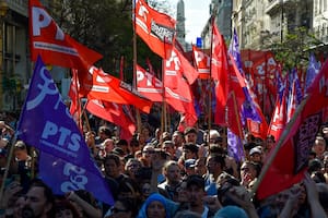 Manifestantes marchan contra las medidas de ajuste económico en Buenos Aires, Argentina, el miércoles 20 de diciembre de 2023. Días después de asumir el cargo, el presidente de Argentina, Javier Milei, anunció un drástico plan de reducción del gasto y de ajustes que fue rechazado por organizaciones sociales y sindicales. Además, advirtió que se castigarán los cortes de vías en las manifestaciones. (AP Foto/Gustavo Garello)