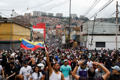 Manifestantes marchan contra los resultados oficiales de la elección, en los que se declara la victoria del presidente Nicolás Maduro, en el vecindario de Catia en Caracas, Venezuela, el 29 de julio de 2024, un día después de la votación.