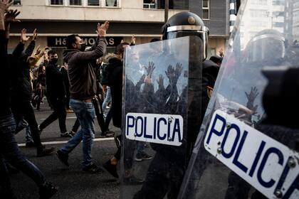Manifestantes marchan durante una protesta organizada por trabajadores metalúrgicos en Cádiz, en el sur de España, el 23 de noviembre de 2021. (AP Foto/Javier Fergo)