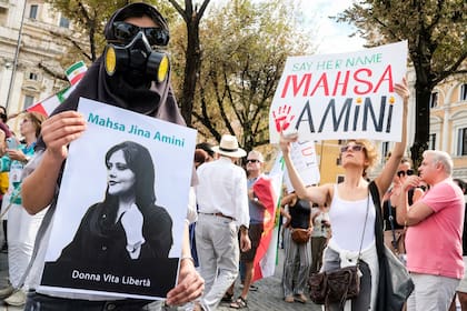 Manifestantes marchan en el primer aniversario de la muerte de Mahsa Amini, en Roma, 16 de setiembre de 2023.
