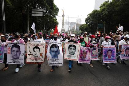 Manifestantes marchan en la Ciudad de México el domingo 26 de septiembre de 2021, al cumplirse el séptimo aniversario de la desaparición de 43 estudiantes de una escuela normalista rural en el estado de Guerrero. (AP Foto/Marco Ugarte)