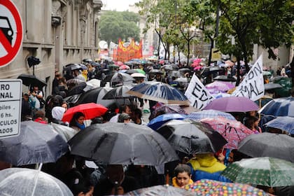 Manifestantes marchan hacia la legislatura porteña