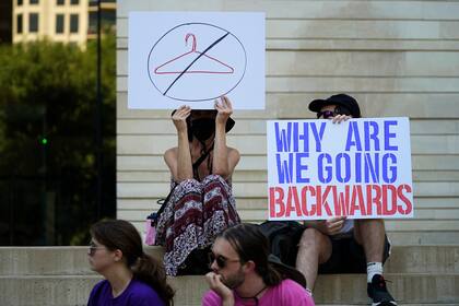Manifestantes marchan y se reúnen cerca del capitolio del estado tras la decisión de la Corte Suprema de anular el fallo Roe vs. Wade, el viernes 24 de junio de 2022, en Austin, Texas. (AP Foto/Eric Gay)