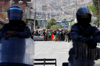 Manifestantes opositores frente a la Policía en La Paz