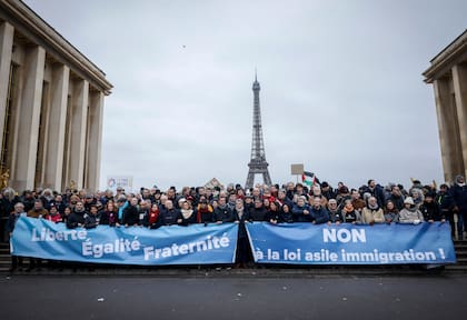 Manifestantes opuestos a un proyecto de ley sobre migración protestan el domingo 21 de enero de 2024 en la Plaza Trocadero (Archivo)