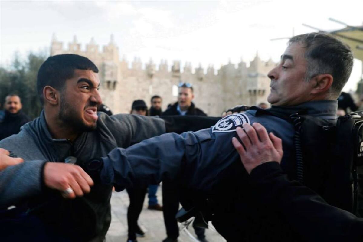 Manifestantes palestinos y policías israelíes, ayer, en Jerusalén