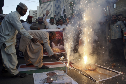 Manifestantes paquistaníes celebran atentados contra India