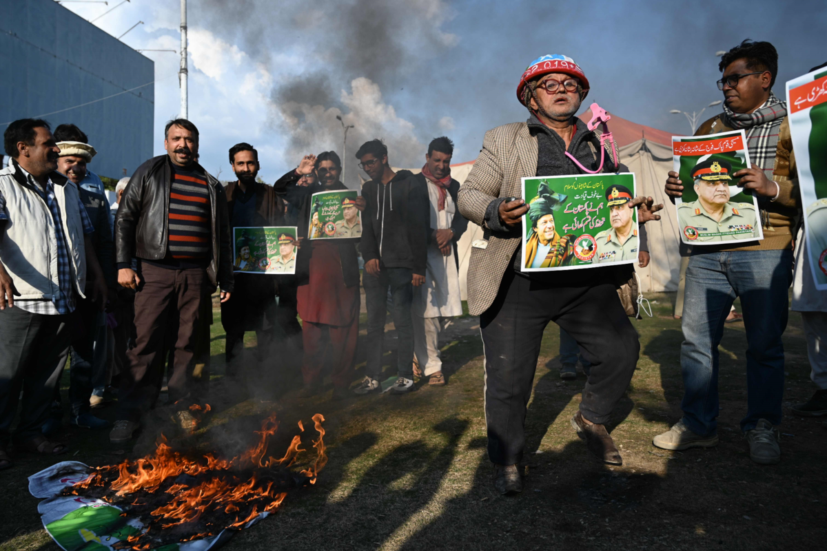 Manifestantes paquistaníes queman una bandera hindú