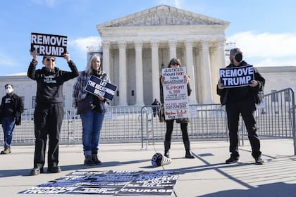 Manifestantes partidarios de la inhabilitación de Trump, al frente de la Corte Suprema en Washington (AP Photo/Mariam Zuhaib)