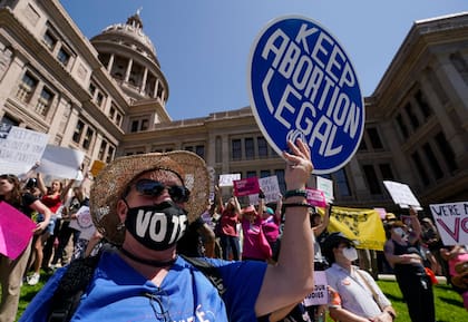 Manifestantes por el derecho al aborto se concentran frente al capitolio estatal en Austin, Texas, 14 de mayo de 2022.