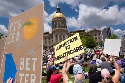 Manifestantes por el derecho al aborto se reúnen cerca del capitolio del estado de Georgia, en Atlanta el 14 de mayo de 2022. (Ben Gray/Atlanta Journal-Constitution vía AP, archivo)