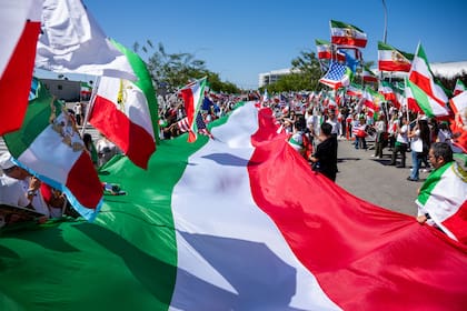Manifestantes portan una bandera gigante de Irán, el domingo 7 de junio de 2026, en Inglewood, California (AP Foto/Benjamin Hanson)