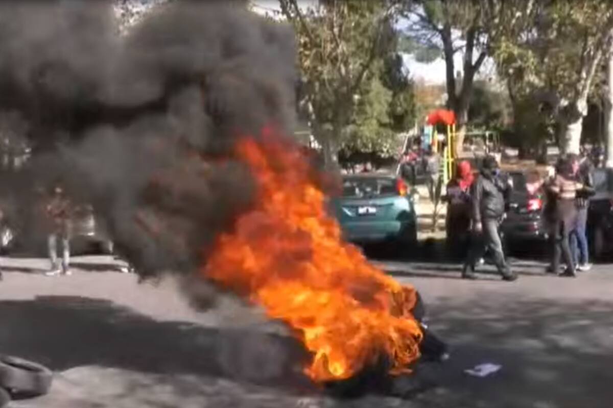 Manifestantes prendieron fuego gomas frente a la fiscalía donde se tramita la causa; ya pasó más de una semana desde que la niña de cinco años fue vista por última vez