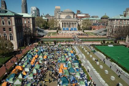 Manifestantes pro palestinos acampan en el césped de la Universidad de Columbia en Nueva York