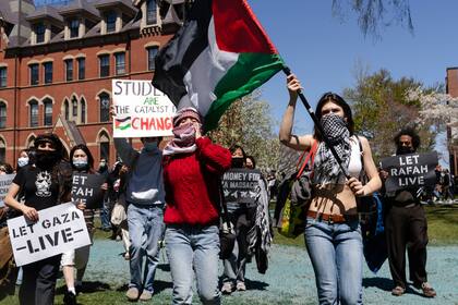 Manifestantes propalestinos en una marcha en el campus de Tufts University, en Medford, Massachusetts. (Sophie Park/The New York Times)