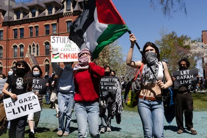 Manifestantes propalestinos marchan en el campus de la Universidad Tufts en Medford, Massachusetts, el viernes 26 de abril de 2024