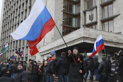 Manifestantes prorrusos saludan en 2014 la anexión de Crimea en la república separatista ucraniana de Donetsk
