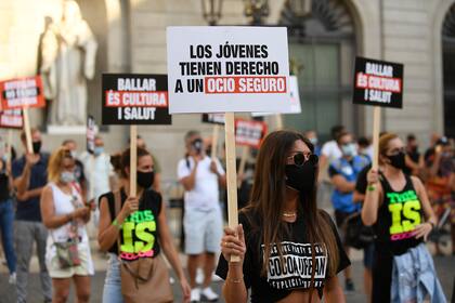 Manifestantes protestan contra el cierre de clubes nocturnos y salones de eventos en Barcelona el 29 de julio de 2020