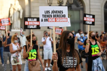 Manifestantes protestan contra el cierre de clubes nocturnos y salones de eventos en Barcelona el 29 de julio de 2020