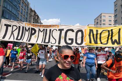 Manifestantes protestan contra el despliegue de agentes federales y soldados de la Guardia Nacional en Washington