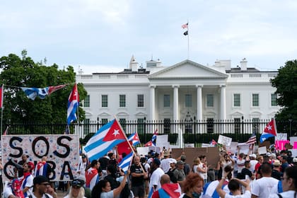 Manifestantes protestan contra el gobierno de Cuba durante una marcha frente a la Casa Blanca, el sábado 17 de julio de 2021, en Washington. (AP Foto/José Luis Magaña)