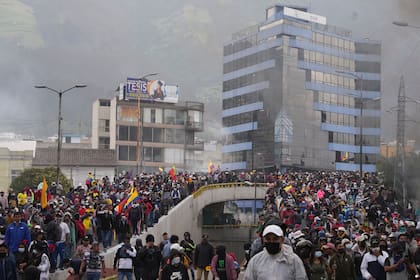 Manifestantes protestan contra el gobierno del presidente Guillermo Lasso y el incremento de los precios del combustible en Quito, Ecuador (AP Foto/Dolores Ochoa)