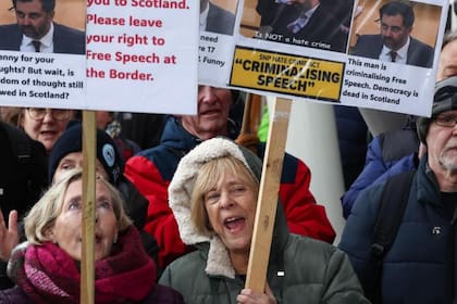 Manifestantes protestan contra la nueva ley ante el Parlamento de Escocia