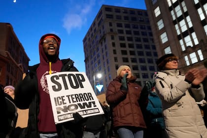 Manifestantes protestan contra la presencia de agentes del Servicio de Control de Inmigración y Aduanas en el estado, en Portland, Maine