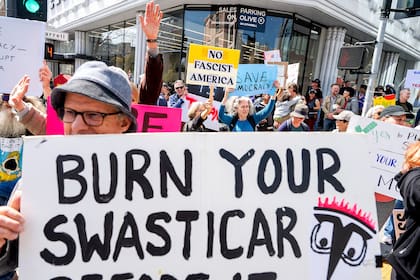 Manifestantes protestan contra la purga de Elon Musk al gobierno de EEUU en salones de Tesla